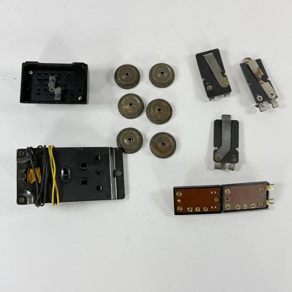 American Flyer & Lionel Model Train Connectors & 6 Uncoupler Wheels